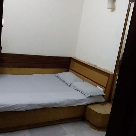 Hotel Yes Please Lodge New Delhi Bagian luar foto