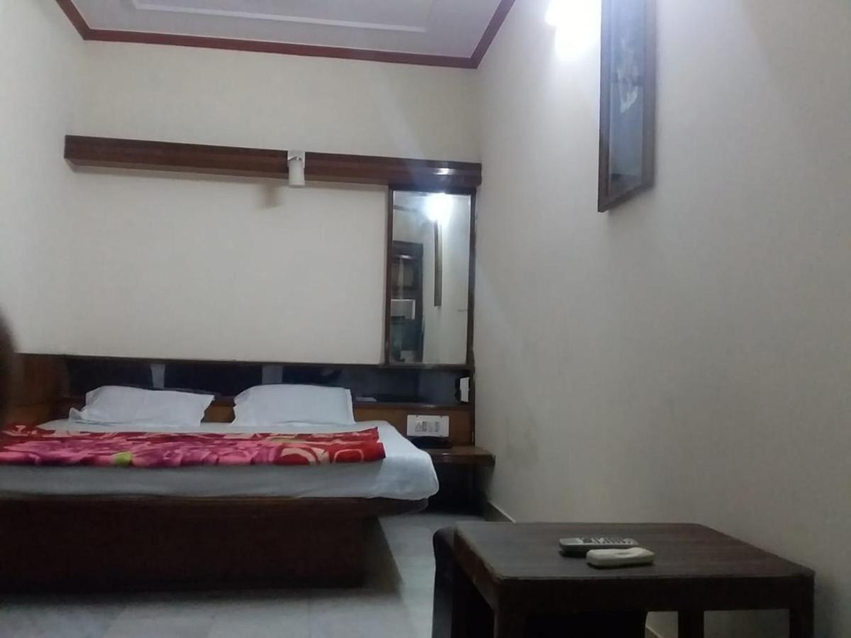Hotel Yes Please Lodge New Delhi Bagian luar foto