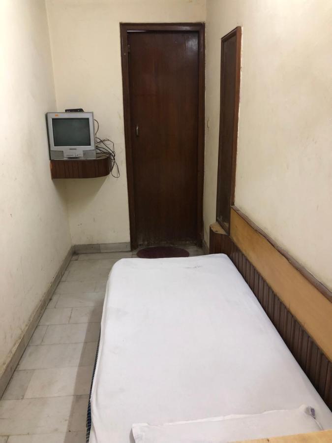 Hotel Yes Please Lodge New Delhi Bagian luar foto