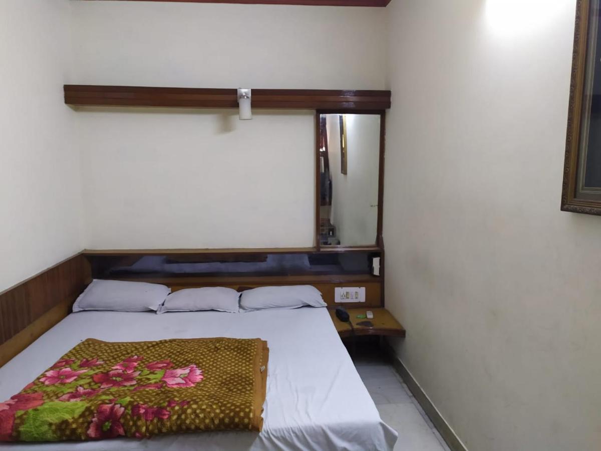 Hotel Yes Please Lodge New Delhi Bagian luar foto