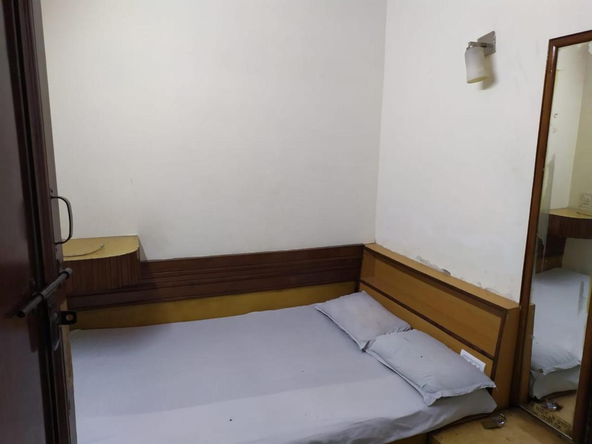 Hotel Yes Please Lodge New Delhi Bagian luar foto