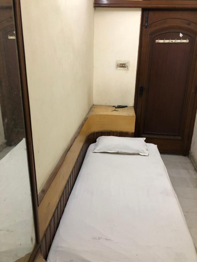 Hotel Yes Please Lodge New Delhi Bagian luar foto