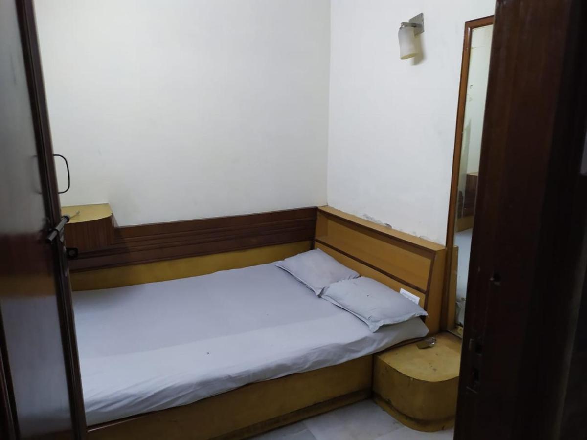 Hotel Yes Please Lodge New Delhi Bagian luar foto