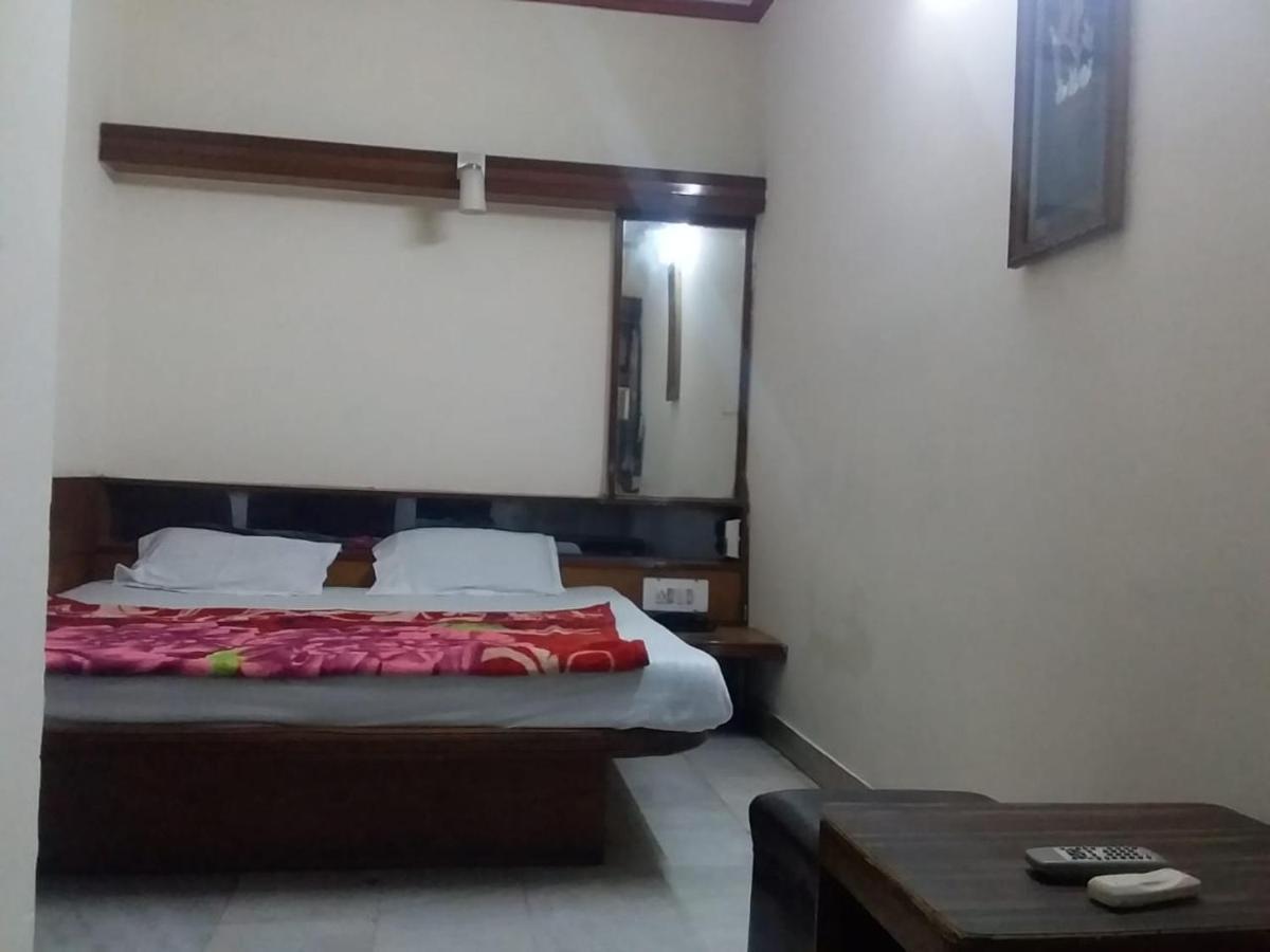 Hotel Yes Please Lodge New Delhi Bagian luar foto