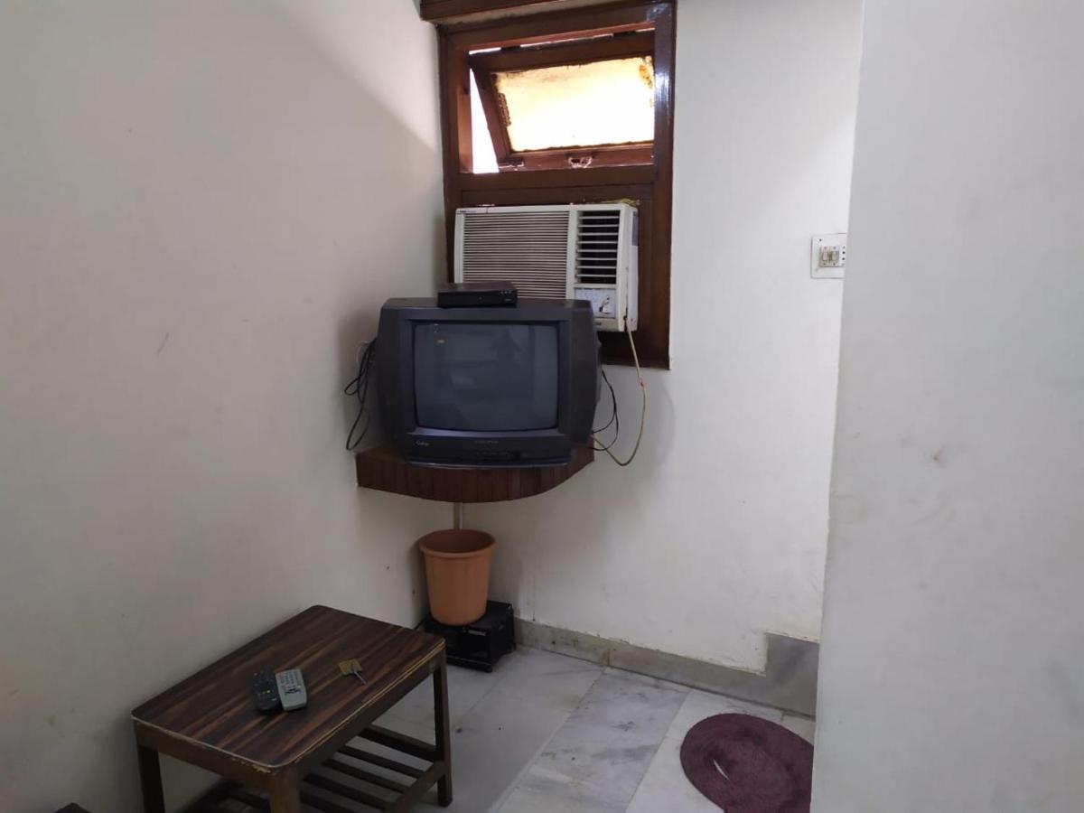 Hotel Yes Please Lodge New Delhi Bagian luar foto