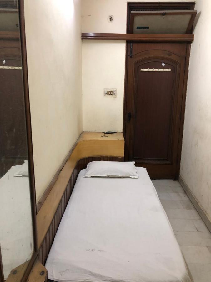 Hotel Yes Please Lodge New Delhi Bagian luar foto